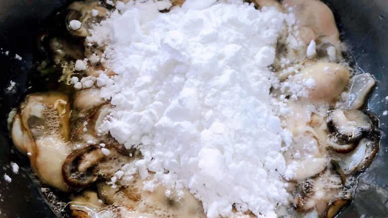酥炸生蚝,放入适量的干淀粉炸出来的口感更佳