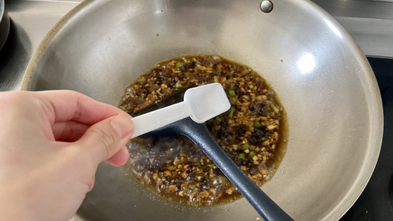 家常地三鲜,尝下咸淡,根据个人口味,如果觉得淡,可以补充一点食盐
