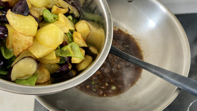 家常地三鲜,下茄子土豆青椒,翻炒挂汁