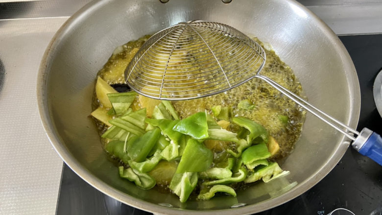 家常地三鲜,下青椒,大火炸20秒