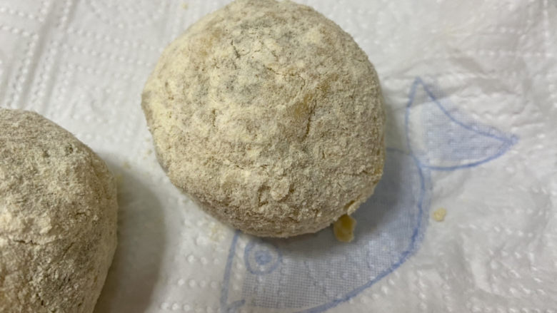 菜团子➕杂蔬玉米面菜团子,再次放入玉米面中,按压,重复一次上述操作,按压紧实即可