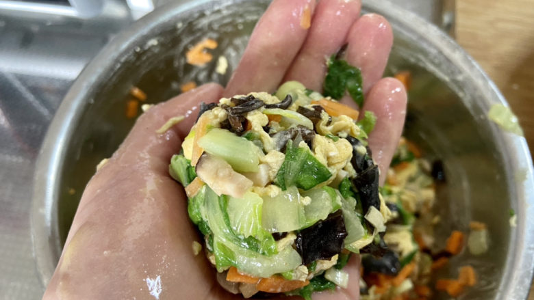 菜团子➕杂蔬玉米面菜团子,准备一个大盆放入适量玉米面,手团一个菜团,