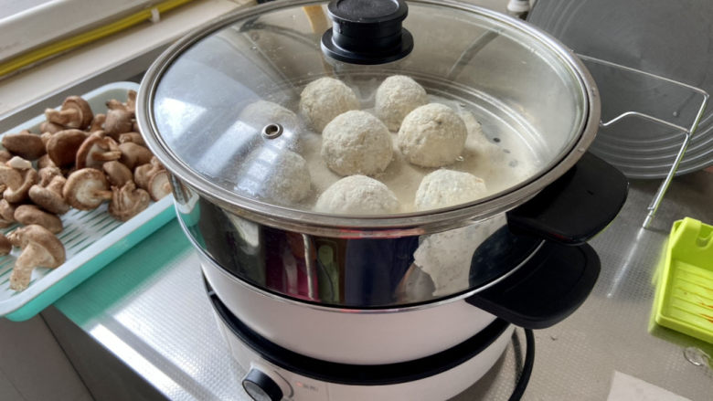 菜团子➕杂蔬玉米面菜团子,坐锅烧水水开放入菜团子,中火蒸10分钟即可
