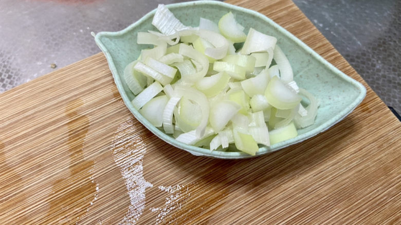 菜团子➕杂蔬玉米面菜团子,改刀:葱白切末