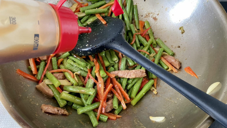 豆角牛柳,一茶匙蚝油翻炒均匀