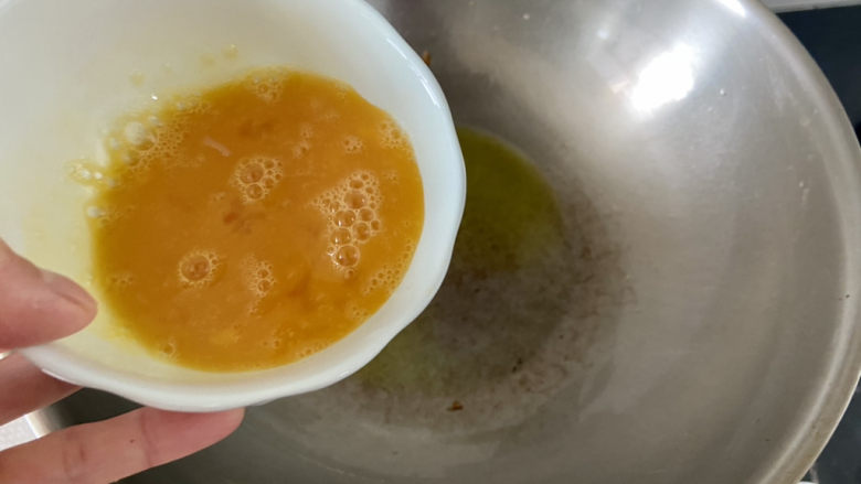 鸡蛋火腿炒饭,热锅冷油,油温热,下蛋液,不断搅拌滑炒成型