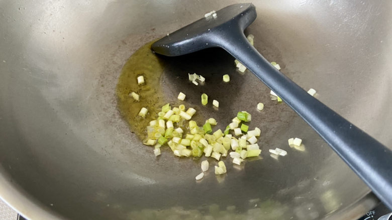 鸡蛋火腿炒饭,热锅后,锅中加少许食用油,下葱白小火煸香