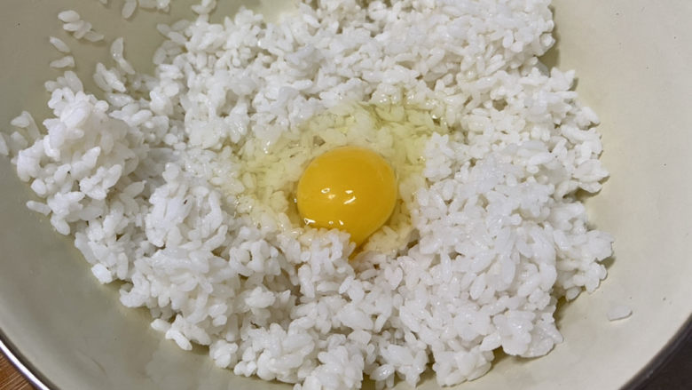 鸡蛋火腿炒饭,剩下的鸡蛋,打入米饭