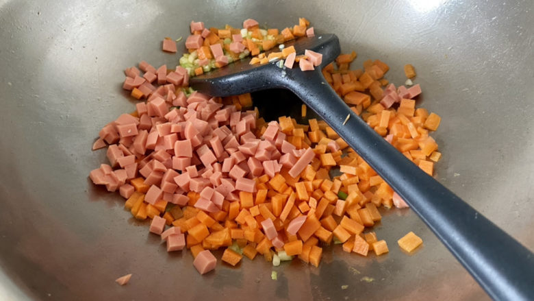 鸡蛋火腿炒饭,加入火腿里