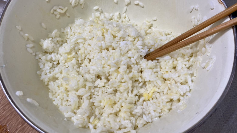 鸡蛋火腿炒饭,戴上手套,蛋液混合米饭抓散抓匀