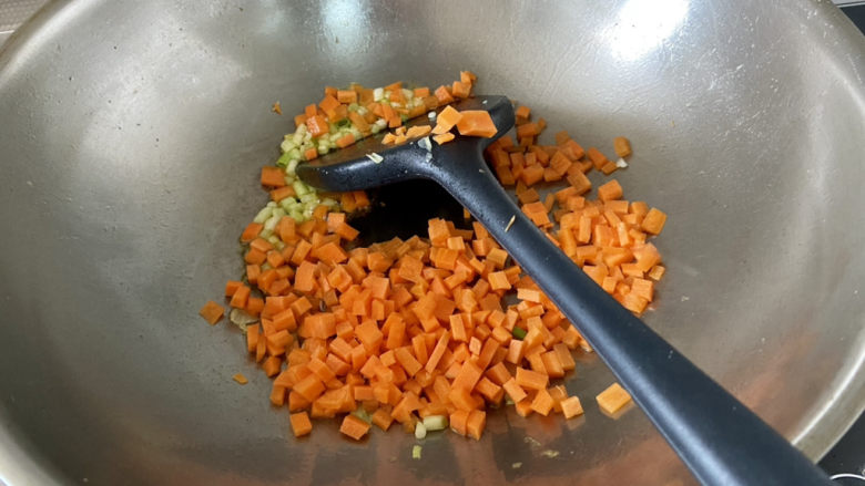 鸡蛋火腿炒饭,下胡萝卜粒中火煸炒半分钟