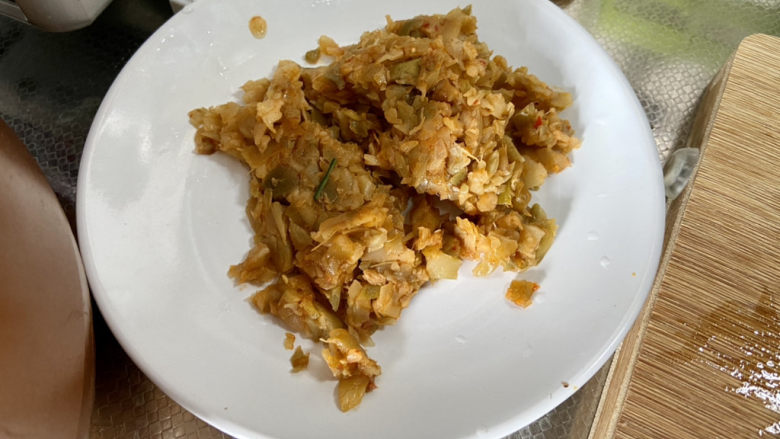 鸡蛋火腿炒饭,我直接买的袋装榨菜碎,如果是完整榨菜疙瘩,需要清洗浸泡切碎