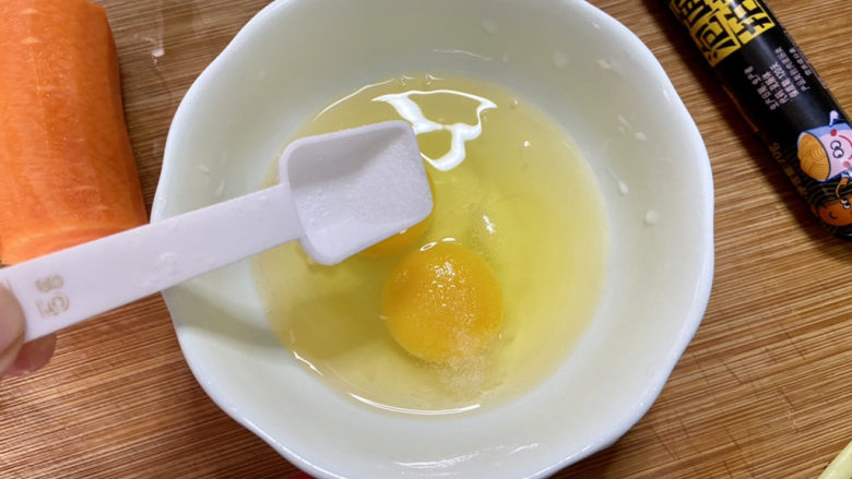 鸡蛋火腿炒饭,鸡蛋两个打入碗中,加少许食盐,搅打均匀