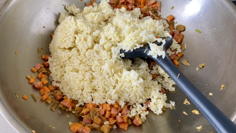 鸡蛋火腿炒饭,加入炒散的米饭
