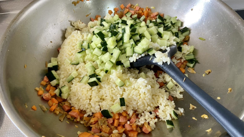 鸡蛋火腿炒饭,加入黄瓜中火翻炒半分钟