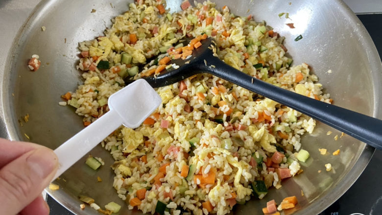 鸡蛋火腿炒饭,尝下咸淡,根据个人口味添加适量食盐,翻炒均匀