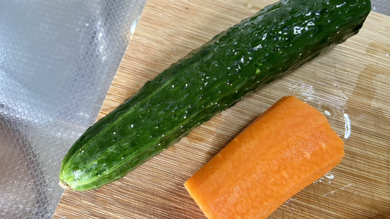 鸡蛋火腿炒饭,黄瓜搓洗干净