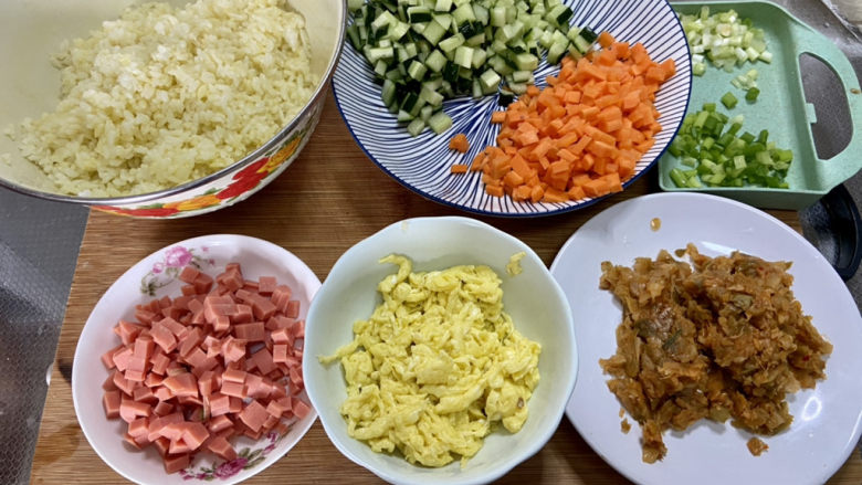 鸡蛋火腿炒饭,全部食材准备好