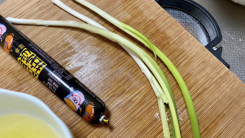 鸡蛋火腿炒饭,小葱择好洗净,
