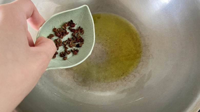 干煸豆腐➕蒜苗干煸豆腐,热锅冷油,下花椒粒,小火煸香,花椒检出