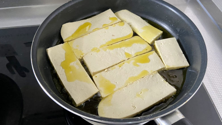 干煸豆腐➕蒜苗干煸豆腐,平底锅加油烧热,放入豆腐,中小火半煎炸