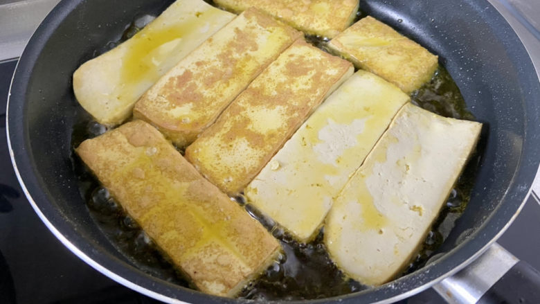 干煸豆腐➕蒜苗干煸豆腐,一面煎到金黄起硬壳,翻面继续煎