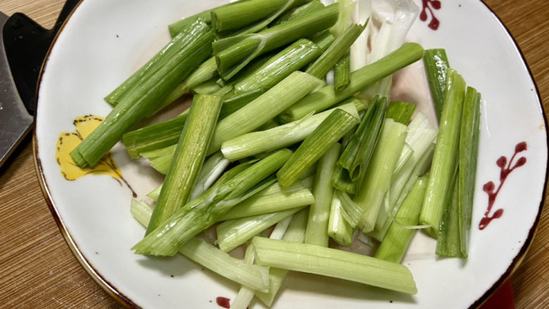 干煸豆腐➕蒜苗干煸豆腐,蒜苗拍散,切段