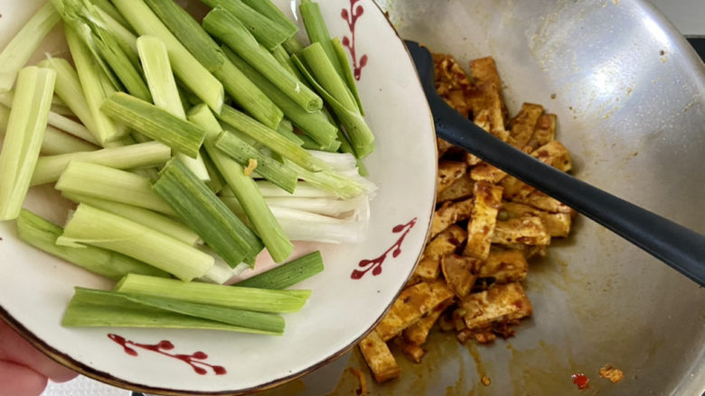 干煸豆腐➕蒜苗干煸豆腐,加入蒜苗翻炒断生