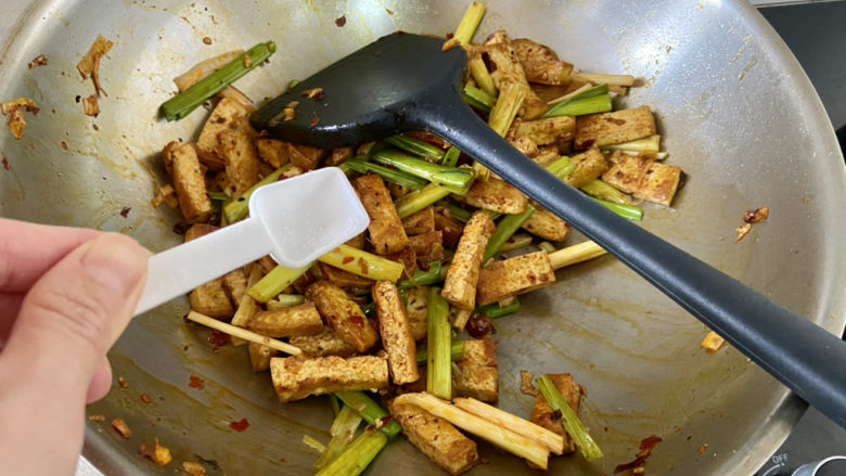 干煸豆腐➕蒜苗干煸豆腐,出锅前尝下咸淡,根据个人口味添加少许食盐,翻炒均匀出锅