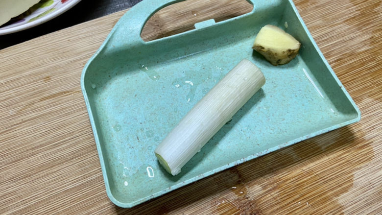 干煸豆腐➕蒜苗干煸豆腐,葱白剥去外皮洗净,姜搓洗干净