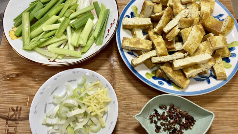 干煸豆腐➕蒜苗干煸豆腐,全部食材准备好