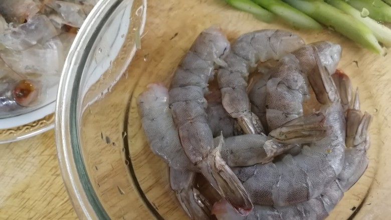 芦笋虾球,明虾清洗干净去头,去壳。