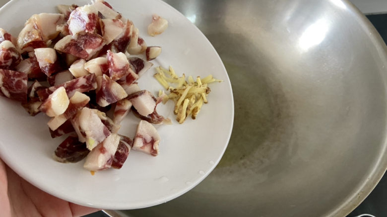 什锦香肠焖饭,热锅少许油,下姜丝腊肠中小火煸炒出油脂