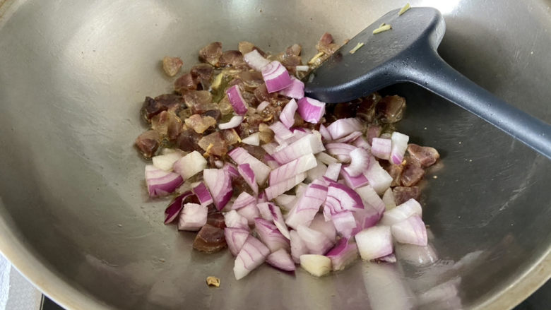 什锦香肠焖饭,下洋葱,中小火炒出洋葱香味