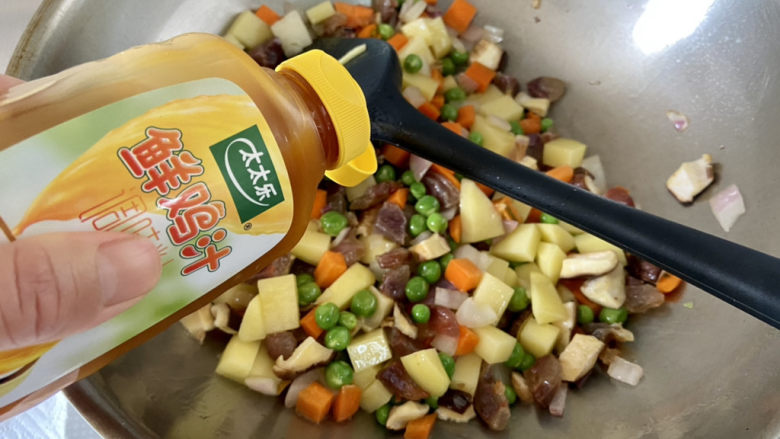 什锦香肠焖饭,加入一茶匙太太乐鸡汁,翻炒均匀
