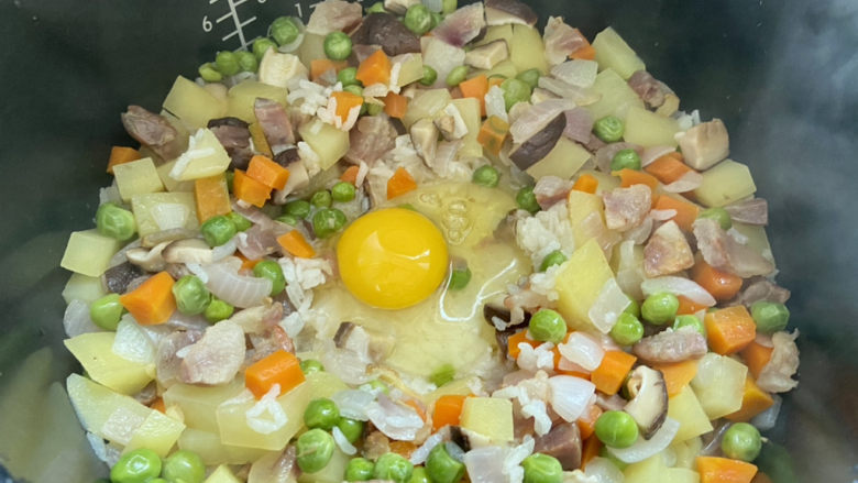 什锦香肠焖饭,还有5分钟时开盖,打入一个鸡蛋