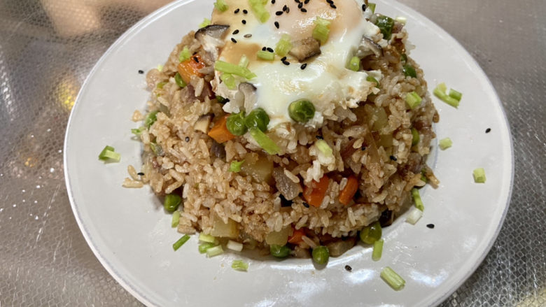 什锦香肠焖饭,撒上葱末,趁热食用吧