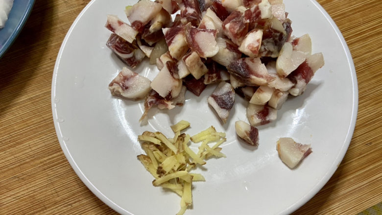 什锦香肠焖饭,改刀:腊肠切小粒,姜切丝