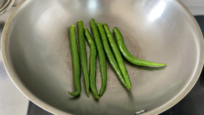 凉拌蒸茄子➕擂椒皮蛋茄子,锅烧热,不用放油,放入洗净去蒂的线椒