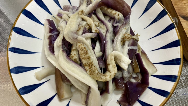 凉拌蒸茄子➕擂椒皮蛋茄子,茄子也蒸好了,取出茄子也撕成粗条