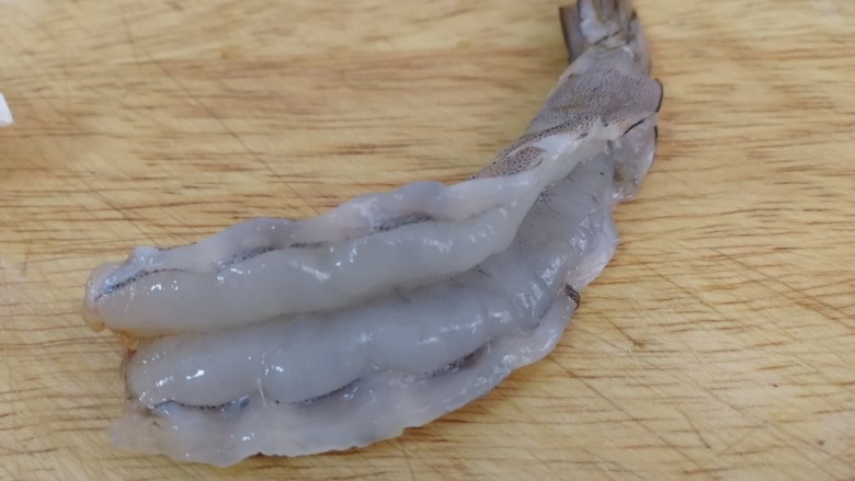 芦笋虾球,从虾背部划开,不切断,挑去虾线。