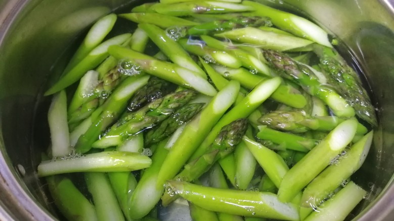 芦笋虾球,开水里加几滴油,放芦笋焯水30秒,捞出。