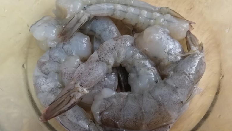 芦笋虾球,加少盐和淀粉抓匀,腌制几分钟。