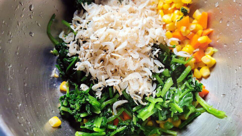 菜团子,菠菜,玉米,红萝卜,小海米放入盆中