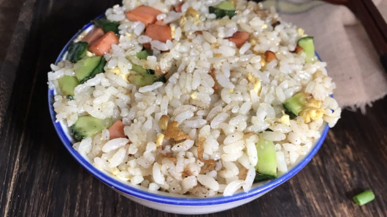 鸡蛋火腿炒饭,盛出饭碗里,按压实