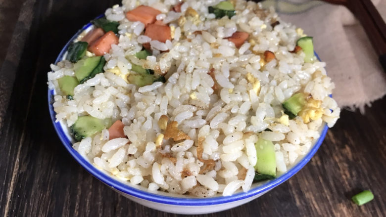 鸡蛋火腿炒饭,盛出饭碗里，按压实