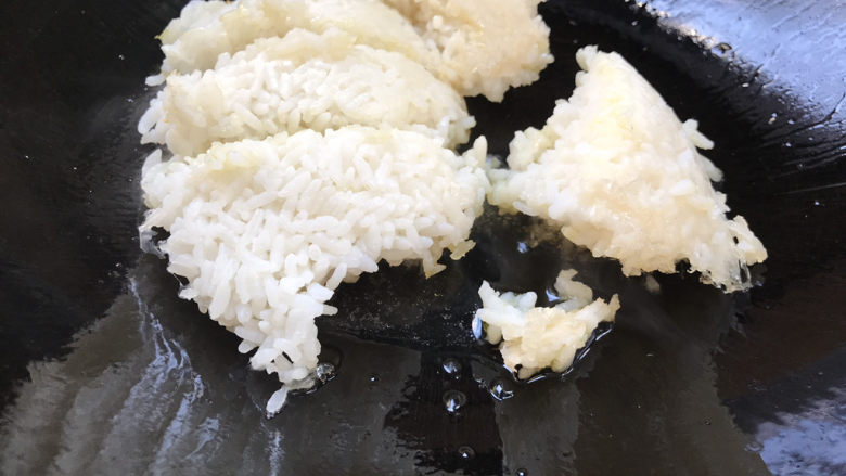 鸡蛋火腿炒饭,就着油锅,放入剩饭,加少许清水,小火焖3分钟以上