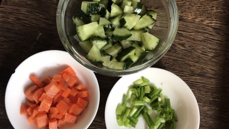 鸡蛋火腿炒饭,备好黄瓜、胡萝卜丁和葱花