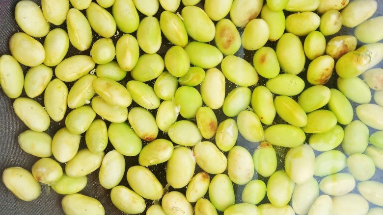 万能炒杂菜,毛豆和豇豆沫放入开水中煮三分钟后捞出,这样更快熟。