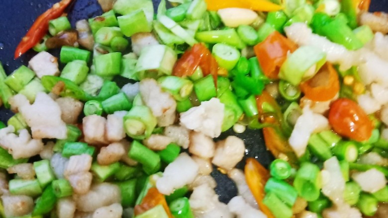 万能炒杂菜,加入豆角,毛豆翻炒均匀